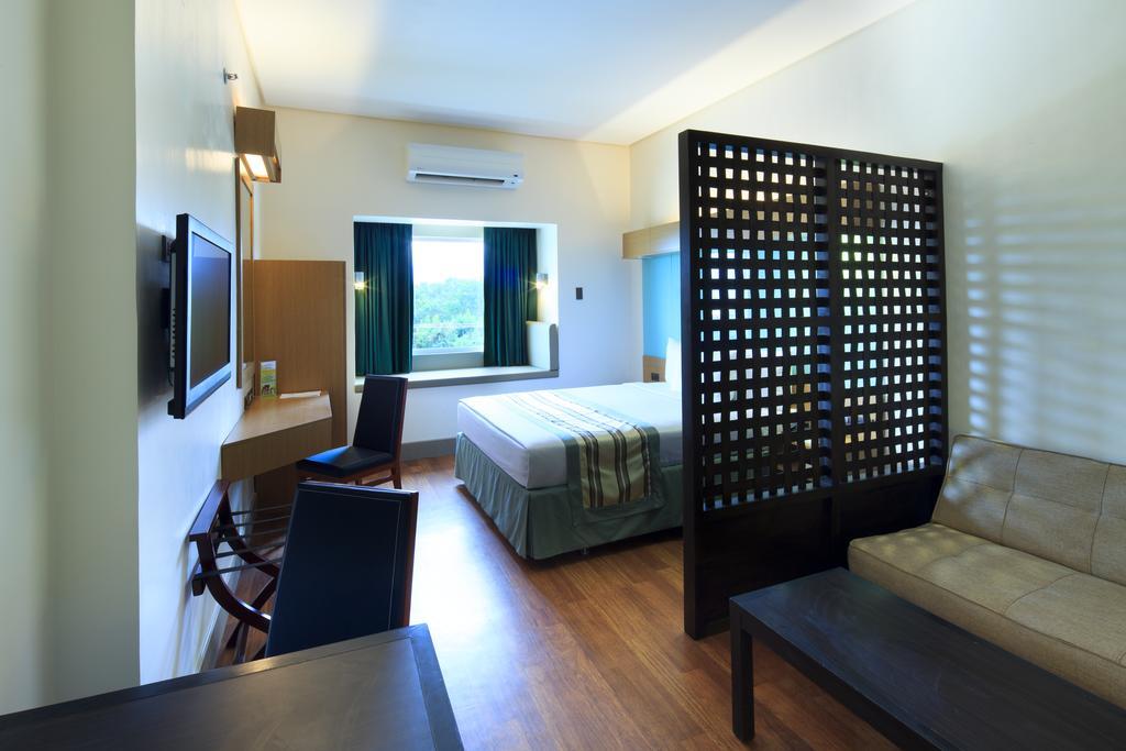 Microtel By Wyndham South Forbes Near Nuvali Santa Rosa  Exterior foto