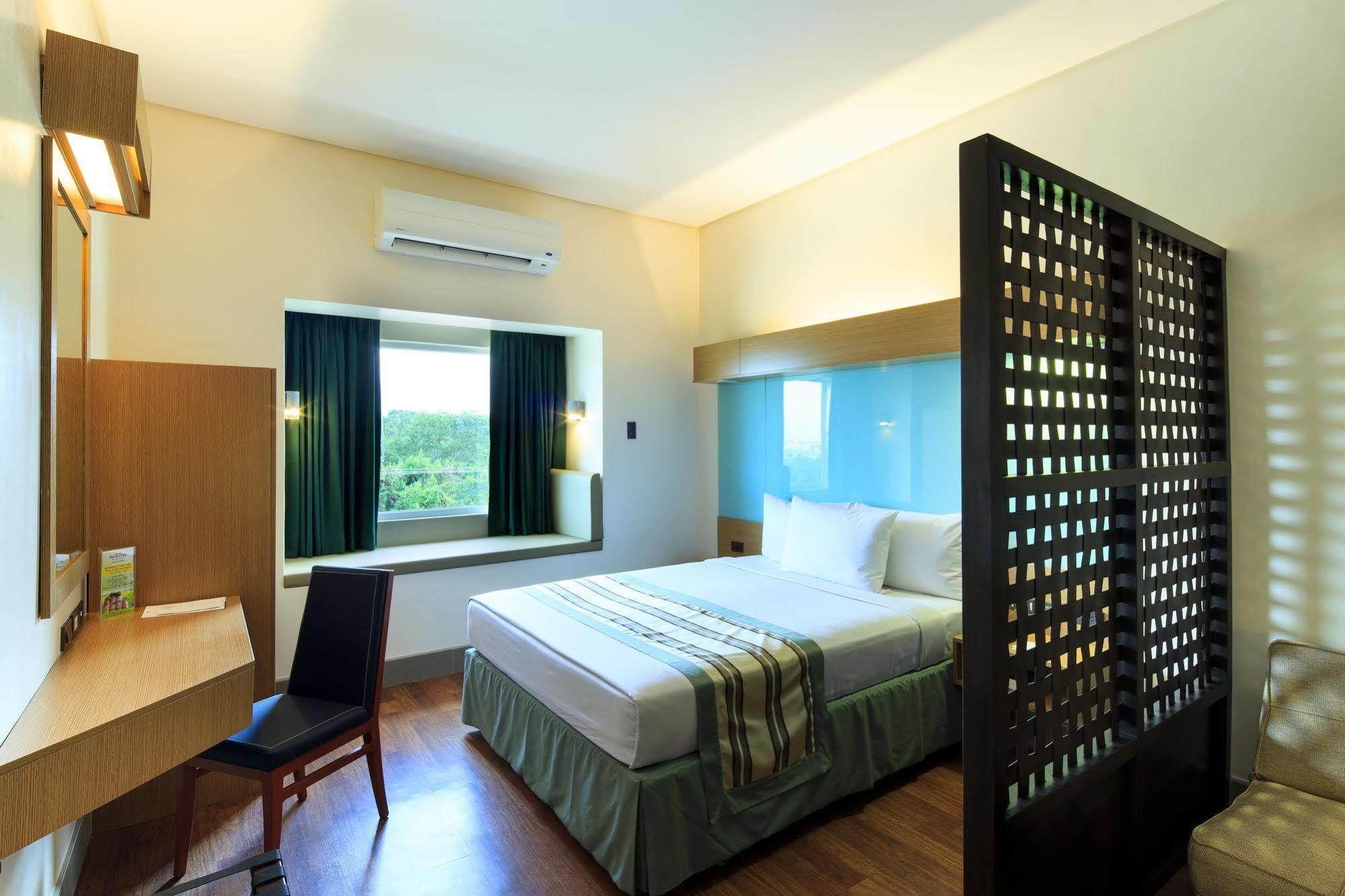 Microtel By Wyndham South Forbes Near Nuvali Santa Rosa  Exterior foto
